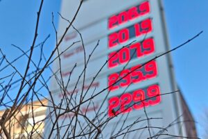 Politiker diskutieren Preiskontrolle an Tankstellen, um Benzinpreise schnell zu begrenzen.