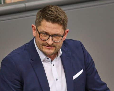 AfD-Parteitag in Prenzlau mit neuem Vorstand, René Springer und Unterstützern jubeln.