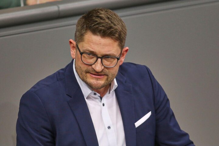 AfD-Parteitag in Prenzlau mit neuem Vorstand, René Springer und Unterstützern jubeln.