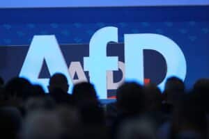AfD-Parteitag, Logo, politische Diskussion, Kevin Dorow, Ämterrücktritt, Kompromiss, Parteiausschluss.