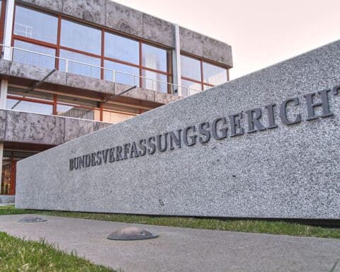 Bernd Baumann diskutiert Verfassungsklage gegen Zweckentfremdung von Infrastrukturmitteln im Bundestag.