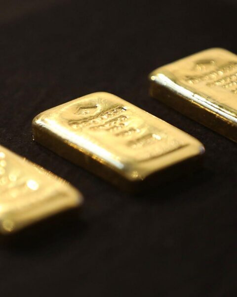 Goldbarren, Symbol für finanzielle Sicherheit und politische Diskussion über Deutschlands Goldreserven.