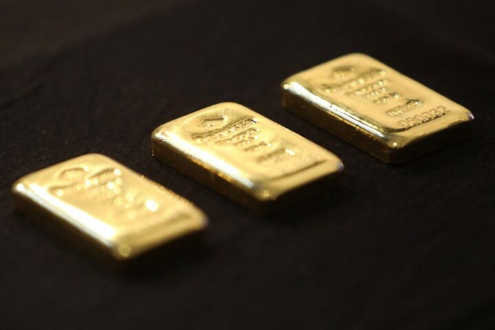 Goldbarren, Symbol für finanzielle Sicherheit und politische Diskussion über Deutschlands Goldreserven.