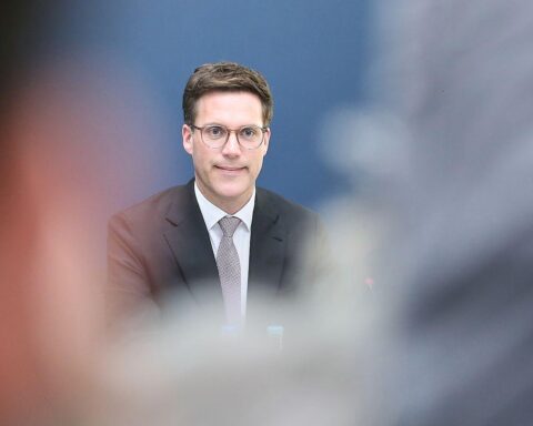 Alice Schwarzer diskutiert Sexismus und gesellschaftliche Verantwortung in aktuellen Debatten über Manuel Hagel.