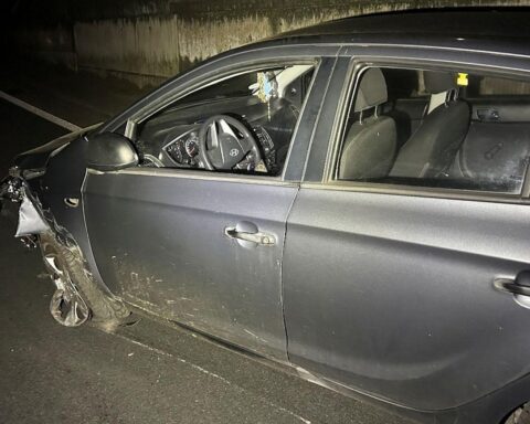 Unfallfahrzeug, beschädigte Schutzplanke und Polizeiabsperrung, symbolisierend Alkoholmissbrauch am Steuer.