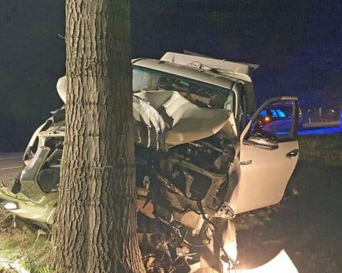Alkoholisierter Autofahrer kollidiert in Hückeswagen mit Baum, Unfallaufnahme führt zu Straßensperrung.
