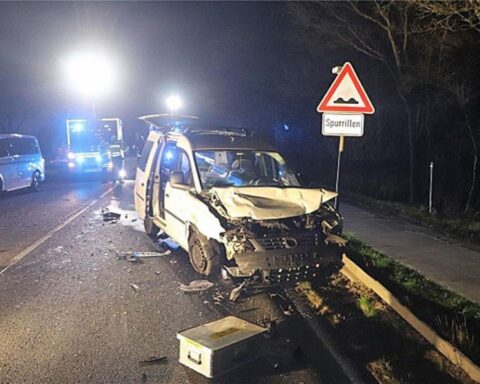Verkehrsunfall mit zwei beschädigten Autos, Polizei vor Ort, verletzte Personen und hoher Sachschaden.
