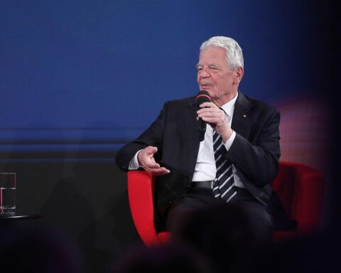 Joachim Gauck diskutiert AfD-Politik und gesellschaftliche Unterschiede zwischen Ost- und Westdeutschland.