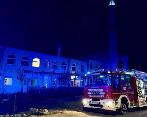 Feuerwehr im Einsatz, Moschee evakuiert, angebranntes Essen verursacht Rauchentwicklung und Feueralarm.