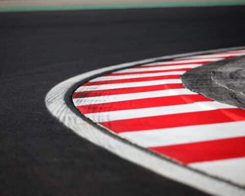 Formel-1-Rennstrecke mit Fahrbahnmarkierungen, die den aufregenden Sieg von Kimi Antonelli symbolisiert.