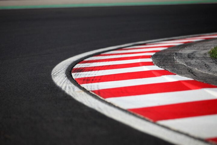 Formel-1-Rennstrecke mit Fahrbahnmarkierungen, die den aufregenden Sieg von Kimi Antonelli symbolisiert.