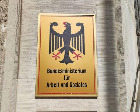 Verhandlungen über Krankenversicherungskosten: Arbeitsministerium lehnt Übernahme für Bürgergeldempfänger ab.