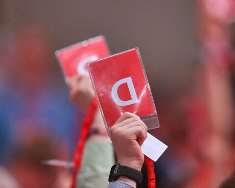 SPD-Parteitag in Potsdam: Delegierte stimmen mit 96% für Koalitionsvertrag mit CDU.