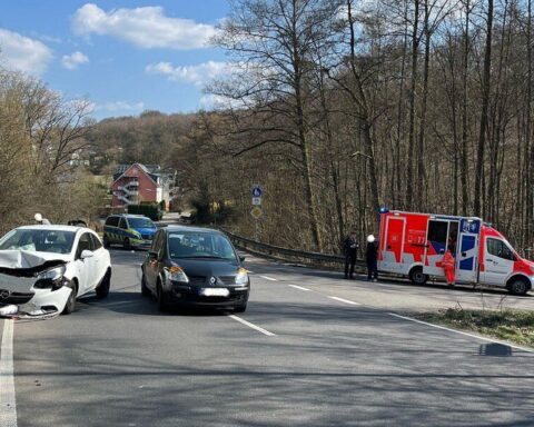 Auffahrunfall zwischen Opel und Renault auf L350, Polizei am Unfallort, beide Fahrer verletzt.