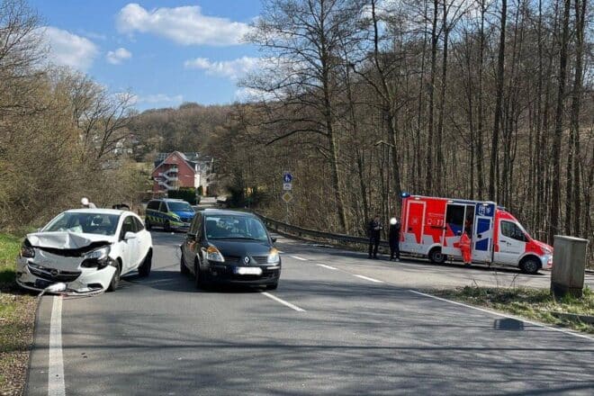 Auffahrunfall in Wiehl verletzt zwei Personen