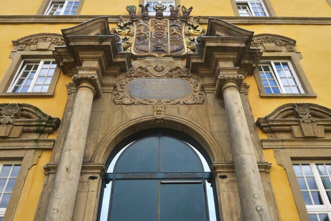 Grafik mit steigenden Forschungsausgaben für 2024, Hochschulen, Unternehmen und Geschlechterverteilung im Fokus.