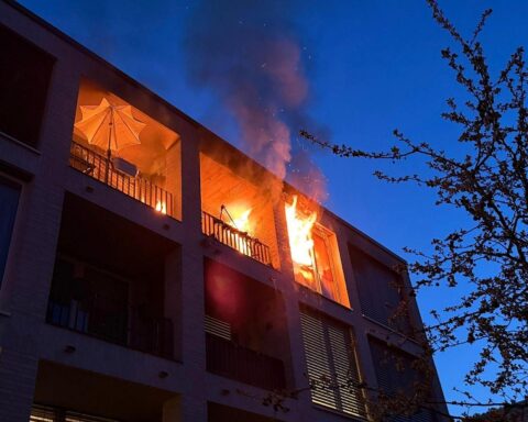 Brennende Wohnung in Senioreneinrichtung, Feuerwehr im Einsatz, Rauch, evakuierte Bewohner.