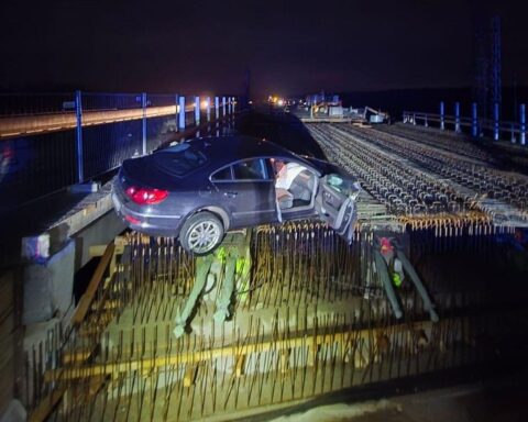 Unfallwagen auf Rohbaubrücke, Baustellenabsicherung durchbrochen, Polizei untersucht mögliche Ursachen, leichte Verletzungen.