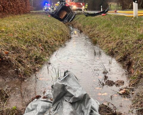 Feuerwehr löscht brennendes Auto nach schwerem Unfall in Horn-Bad Meinberg.