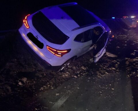 Pkw crashte in Sandhügel; Feuerwehr sichert Unfallstelle, Insassen bleiben unverletzt, Verkehr behindert.