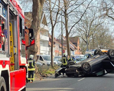 Verkehrsunfall in Celle: Umgekippter Wagen, Feuerwehr und Rettungsdienst im Einsatz.