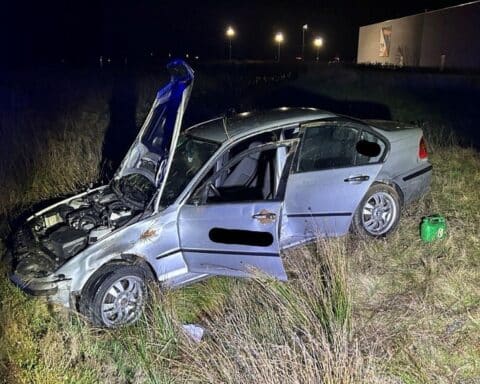 Verkehrsunfall mit beschädigtem Auto, Einsatz von Polizei und Rettungsdienst, Krankenhausaufnahme des Fahrers.