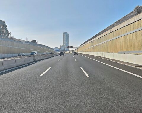 Polizeieinsatz auf der A100: Autofahrer flüchtet vor Kontrolle, stürzt in Stau.