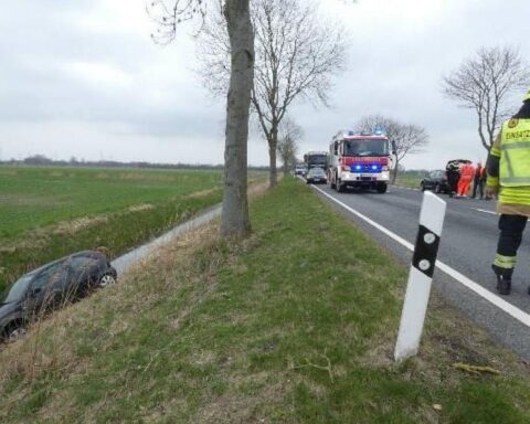 Verkehrsunfall auf B73: Auto beschädigt, Rettungsdienst vor Ort, Polizei sperrt Straße.