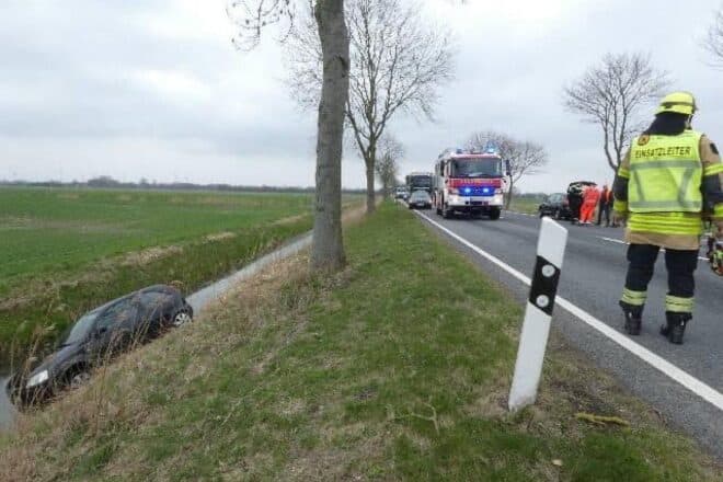 Autofahrer nach gesundheitlichen Problemen auf B73 in Graben gefahren