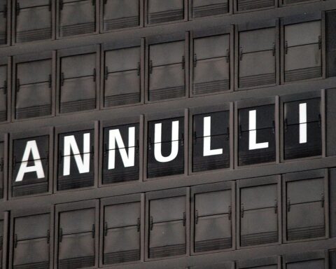 Annullierte Flüge und leere Wartehallen aufgrund von Streiks im deutschen Luftverkehr.