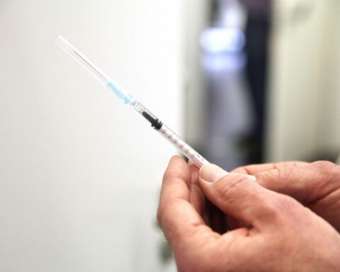 Eine Spritze, symbolisierend die Coronavirus-Impfung und mögliche Impfschäden.