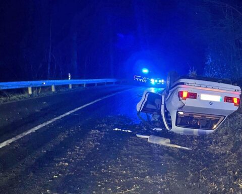 BMW nach Überschlag auf dem Dach, Unfallstelle mit Einsatzkräften und zerstörtem Fahrzeug.
