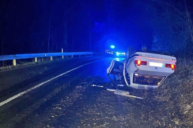 BMW überschlägt sich auf Landstraße bei Nümbrecht