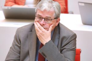 Falk Peschel kritisiert Ministerposten-Gezerre und fordert Überprüfung von Regierungsprivilegien.