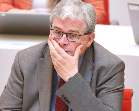 Falk Peschel kritisiert Ministerposten-Gezerre und fordert Überprüfung von Regierungsprivilegien.