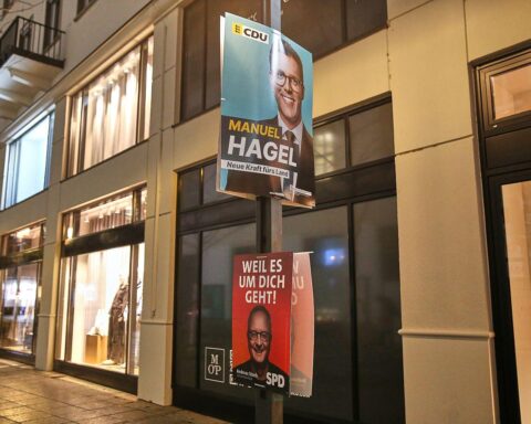 Wahlplakate der CDU und SPD zeigen den intensiven Wahlkampf in Baden-Württemberg.