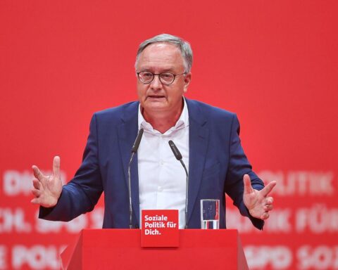 Andreas Stoch, SPD-Spitzenkandidat, kündigt Rückzug nach Wahlschlappe in Baden-Württemberg an.