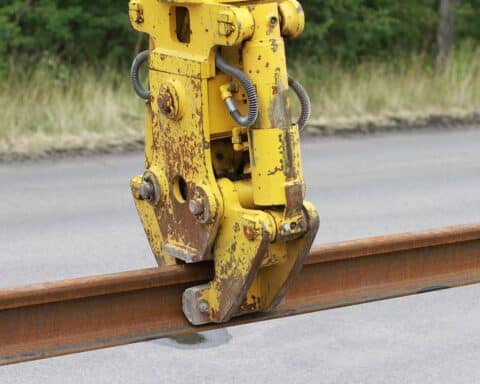 Bauarbeiter, Gleisarbeiten, Schienenwechsel; Zugverkehr betroffen, Busse als Ersatzverkehr.