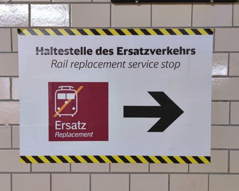 Hinweis auf Schienenersatzverkehr in NRW aufgrund geplanter Streckensperrungen und Bauarbeiten.