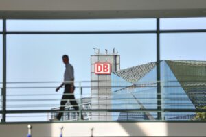 Logo der Deutschen Bahn mit Baustellenhinweisen und Hinweisen zu regionalem Busverkehr.