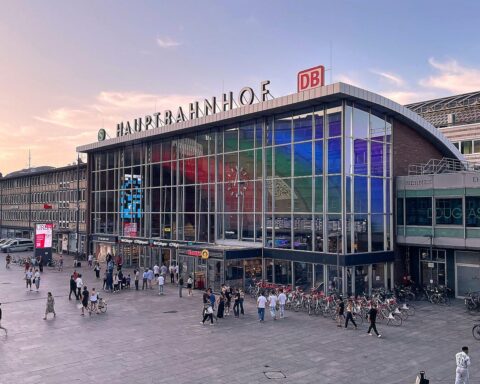 Kölner Hauptbahnhof mit ICE-Zügen, symbolisiert die neue Verbindung nach Belgien.