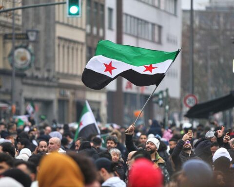 Syrische Feiernde in Deutschland, die den Sturz von Assad symbolisch feiern.