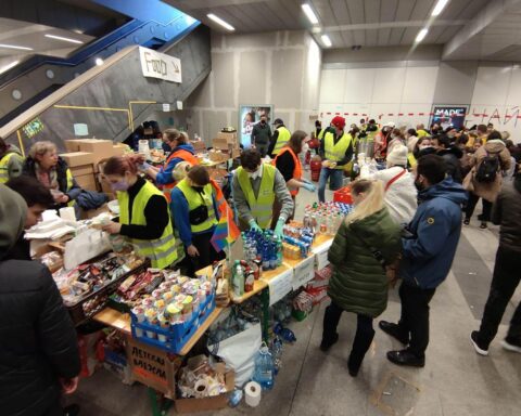 Flüchtlinge aus der Ukraine kommen in Deutschland an, symbolisieren Hoffnung und neue Lebenswege.