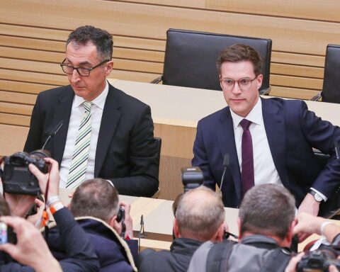 Cem Özdemir und Manuel Hagel im Gespräch über Koalitionsverhandlungen und Ministerienverteilung in Berlin.