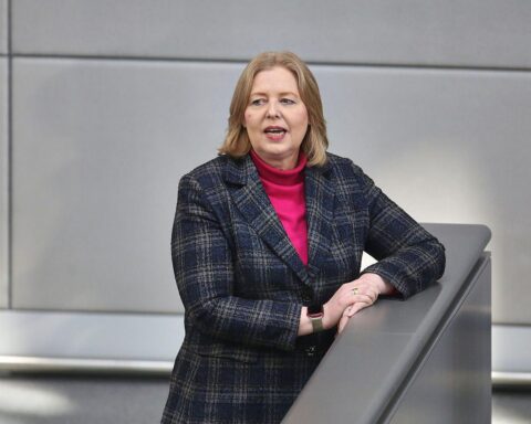 Bärbel Bas spricht zur SPD-Zukunft nach Wahlniederlage, betont Einheit in der Führung.