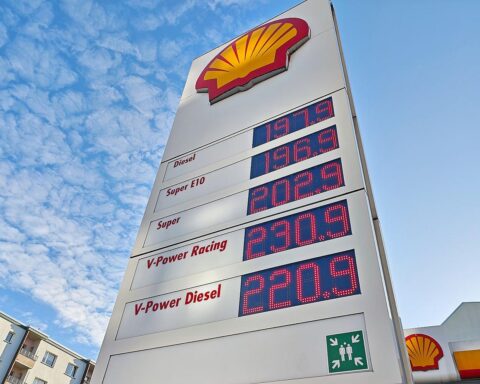 Shell-Tankstelle mit Dieselpreisanzeige, symbolisiert Energiepreisanstieg und landwirtschaftliche wirtschaftliche Herausforderungen.