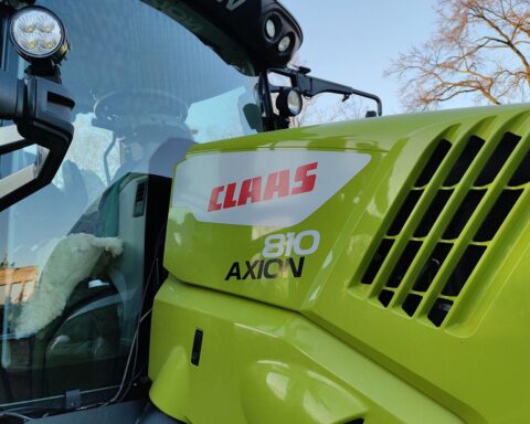 Traktor auf Feld, Bauernverband fordert Dieselsteueraussetzung zur Erhaltung der Lebensmittelproduktion.