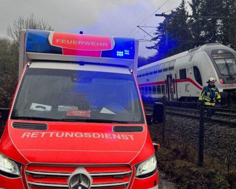 Ein Zugunfall: Bahn kollidiert mit Baum auf Gleisen, Evakuierung der Fahrgäste.