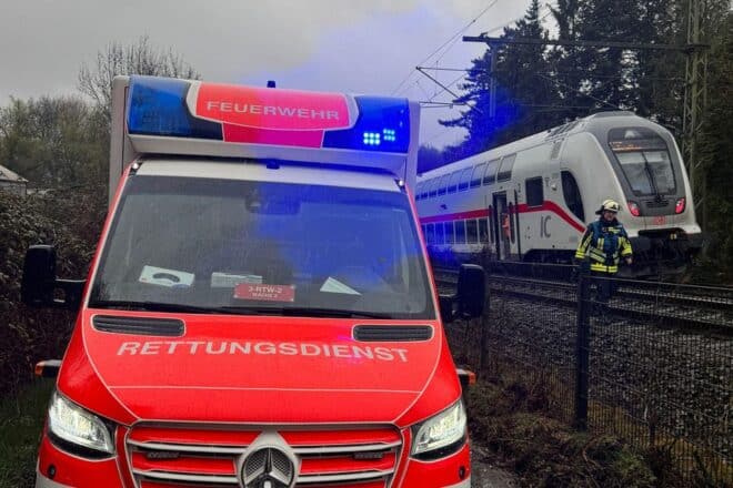 Baum stürzt auf Zugstrecke in Bochum-Langendreer
