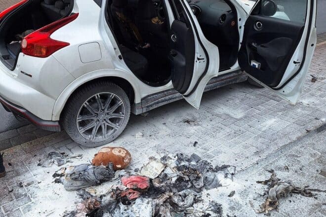 Bautrupp löscht brennenden Pkw in Dinslaken-Eppinghoven